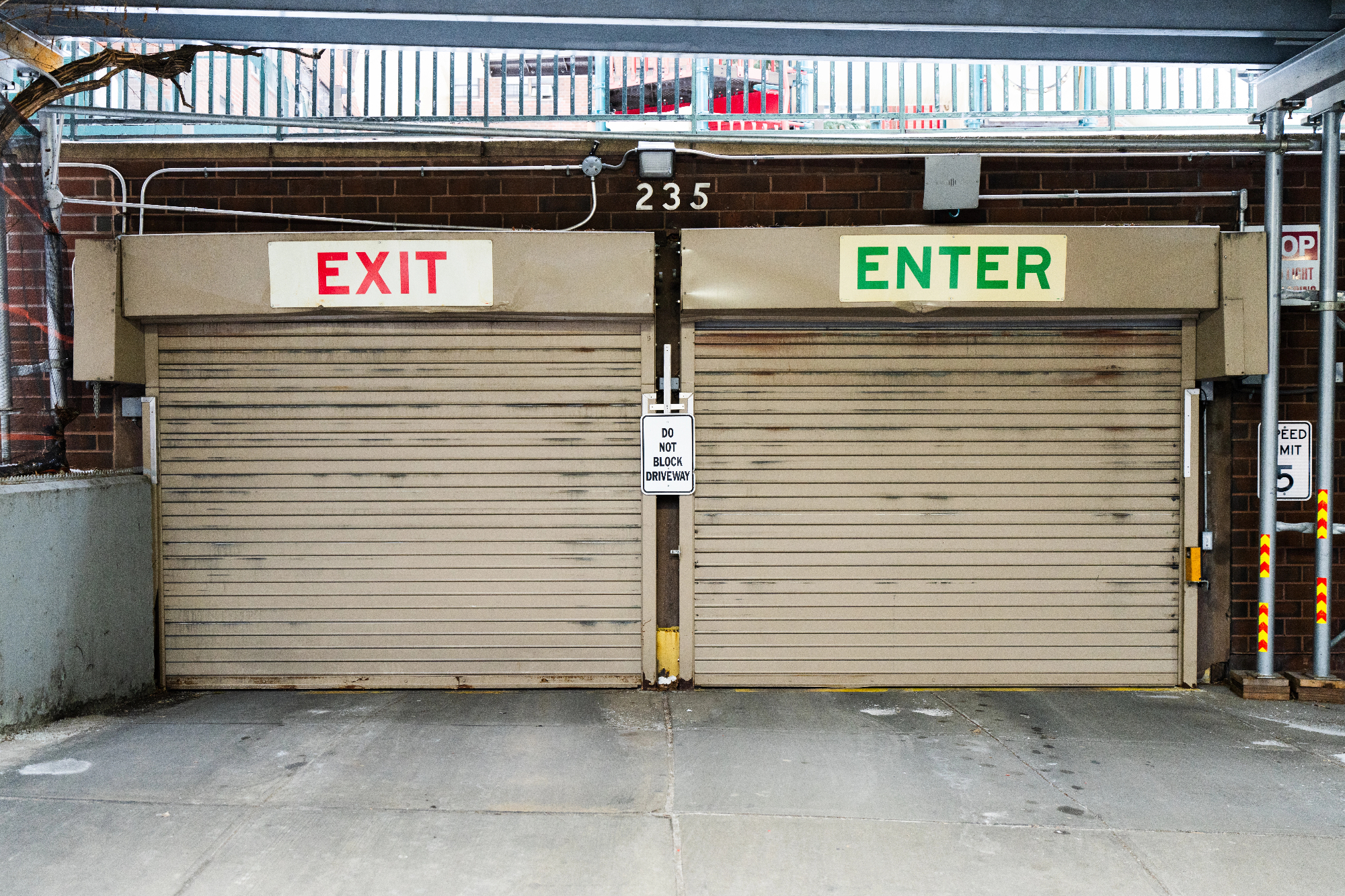 Nova garažna vrata se lepo ujemajo z zunanjostjo hiše