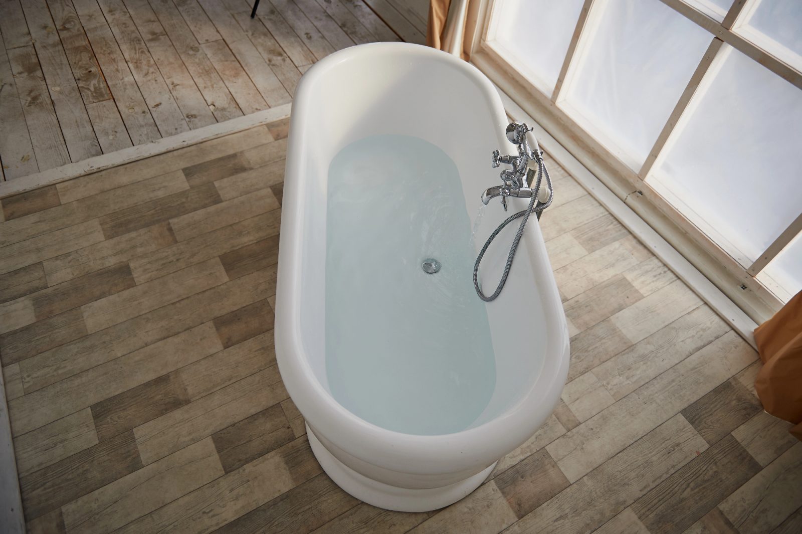 Kako lahko s pomočjo kopalne kadi vašo kopalnico spremenite v sproščujoči spa